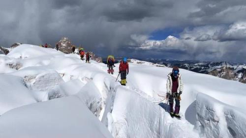 爬雪山要什么装备