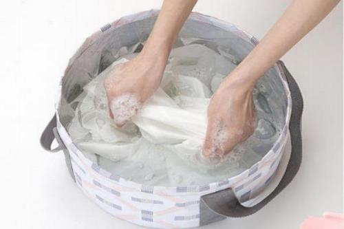 泡沫胶粘衣服上怎么去除