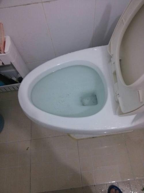 马桶积水太多怎么调
