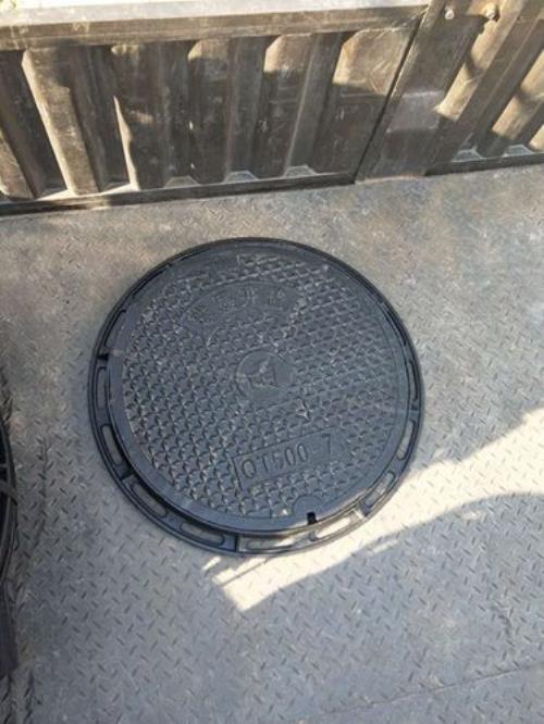 车停在小区污水井盖上有危险吗