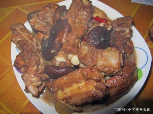 花生米炖排骨的做法
