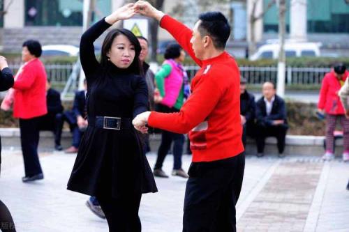 东胜区有跳交谊舞舞厅吗