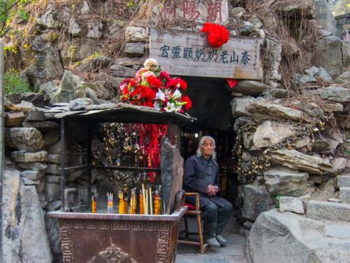 请问你是去的泰山哪个寺庙求子