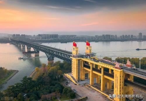 南京长江大桥什么时候建成的