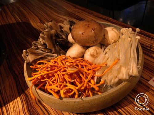 下火锅里白色干菌菇叫什么来