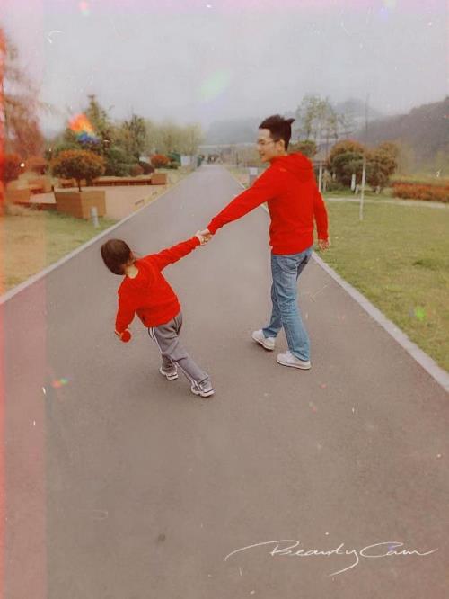 儿子教妈妈如何跟爸爸撒娇