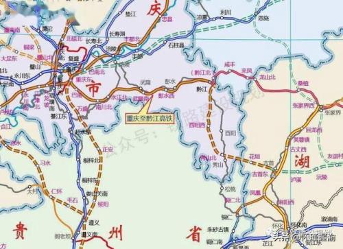 重庆机场离哪个高铁站近