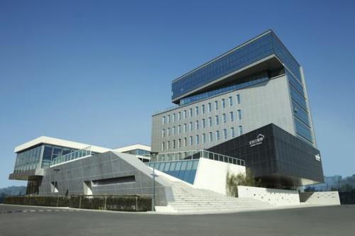 现在亦庄的工厂都是外包商了吗