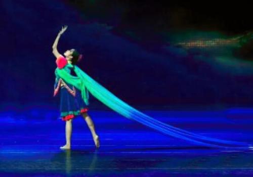 学民族舞的女孩性格