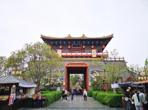 开封清明上河园门口可以摆摊吗