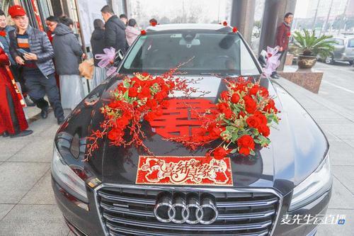 婚车百年好合贴哪里