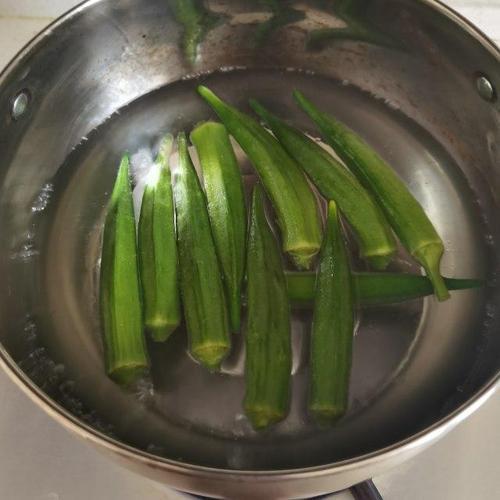 炒秋葵必须焯水吗