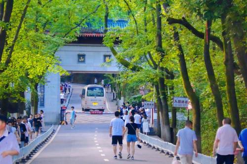 爬岳麓山发朋友圈的句子