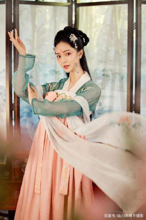 汉服拍照姿势的摆法女
