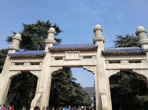 钟山风景区一天都能逛完吗
