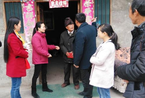 覃塘区东龙镇髙龙村村长