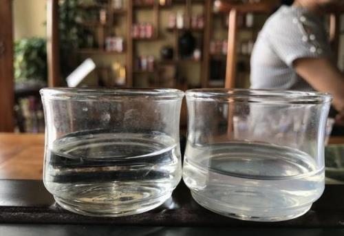 为什么白酒倒在杯子里会变浑浊