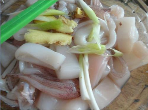 鱿鱼圈在水里煮几分钟合适