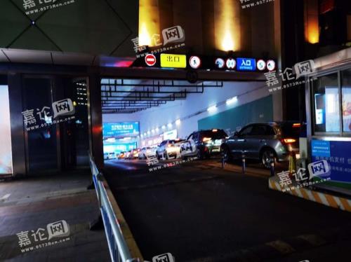 万达吃饭停车场免费吗