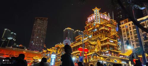 洪崖洞马路对面怎么走