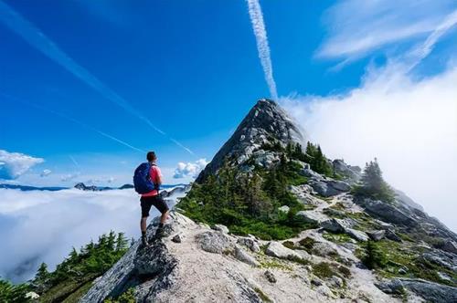 男生爬山发朋友圈的句子