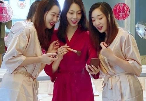 夸新婚夫妇颜值的成语