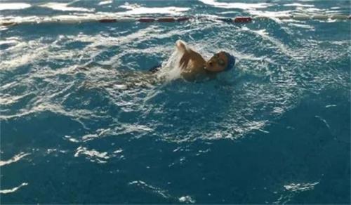 自由泳看不见前方有人