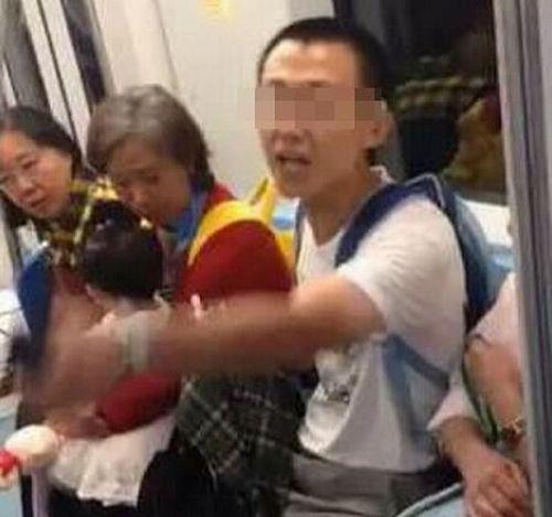 男生见到女生后吐痰代表什么