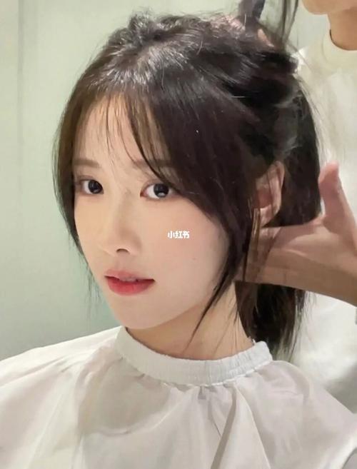 剪了八字刘海之后怎么扎头发