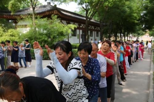 拍头拍肩拍手舞教学