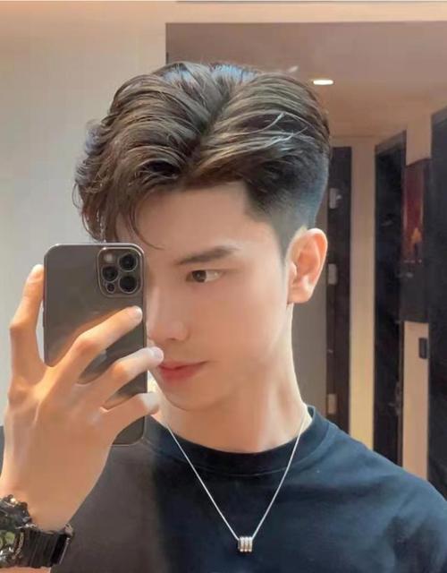 三七分发型男怎么弄