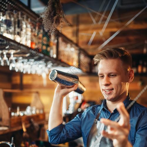 男生去酒吧该怎么穿