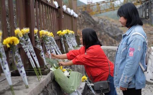 平辈过世怎样安慰生者